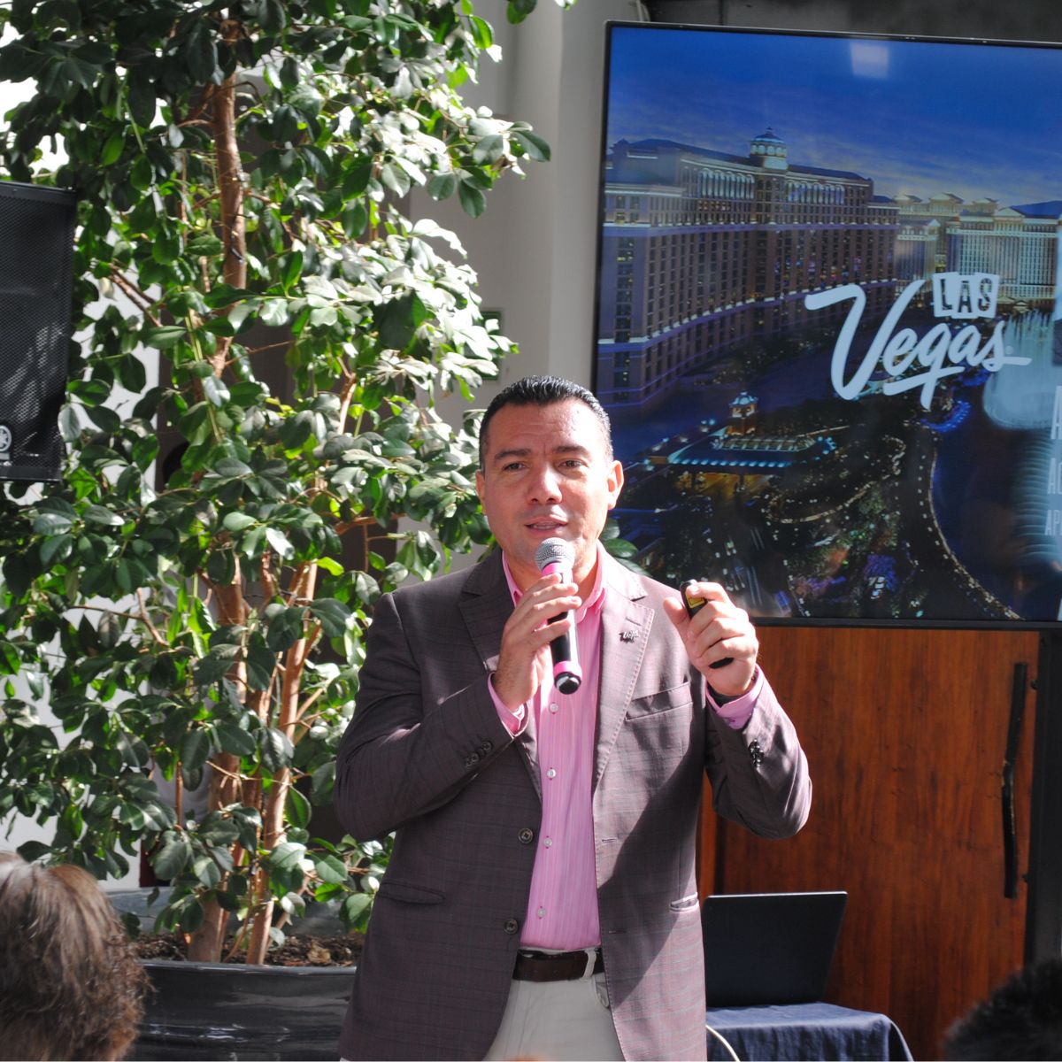 Alejandro Pérez Longoria, Account Representative de Las Vegas en México.