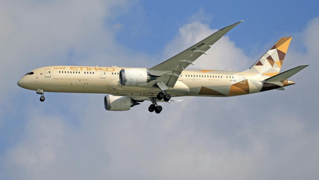 Arribo de avión al aeropuerto de Abu Dhabi