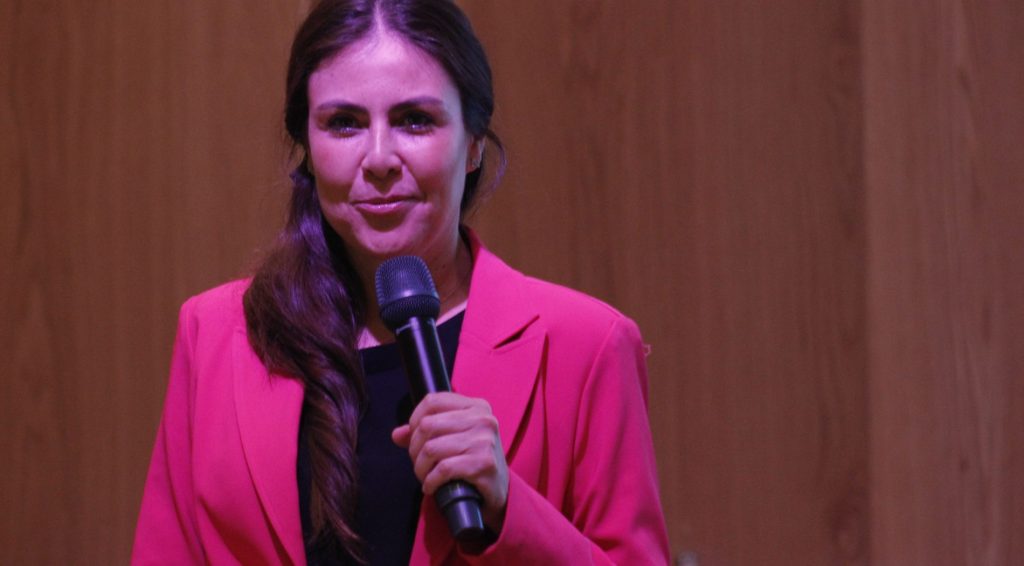Titular de la secretaria de Turismo de Querétaro junto a la presidenta de la AFEET.